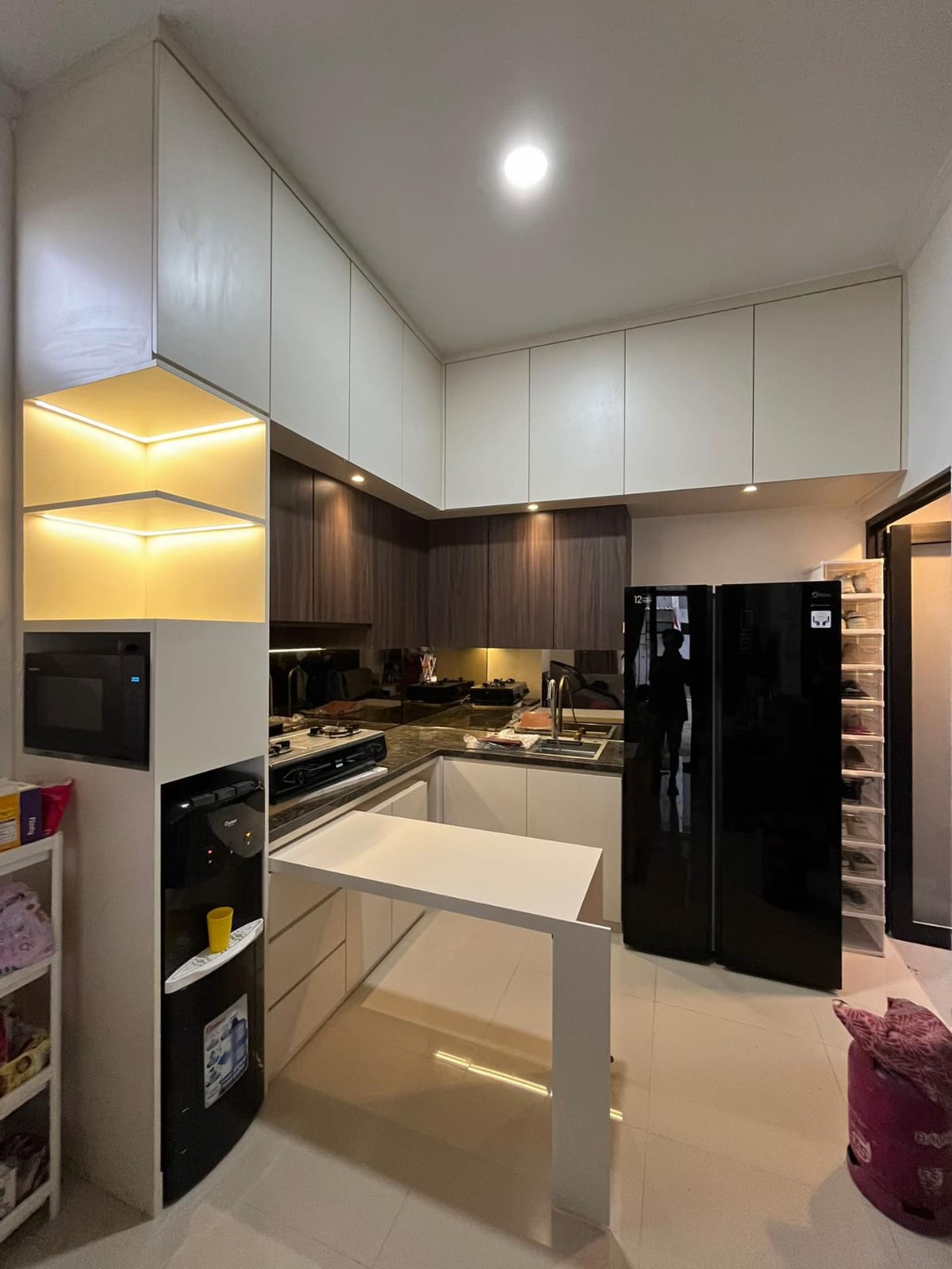 Kitchen set custom putih dan dark wood dengan kabinet penyimpanan