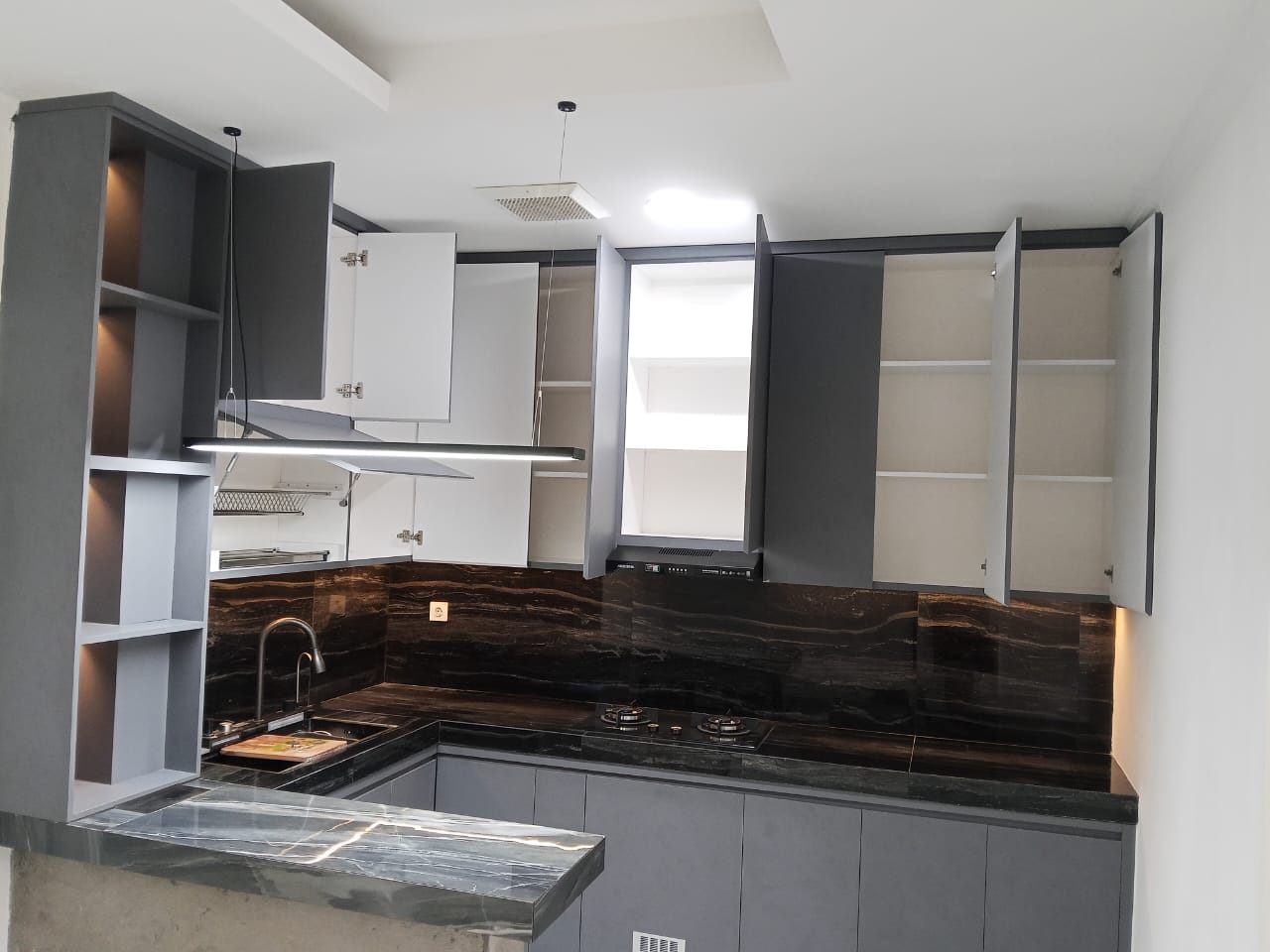 Kitchen set custom abu-abu dengan sistem kabinet dan penyimpanan