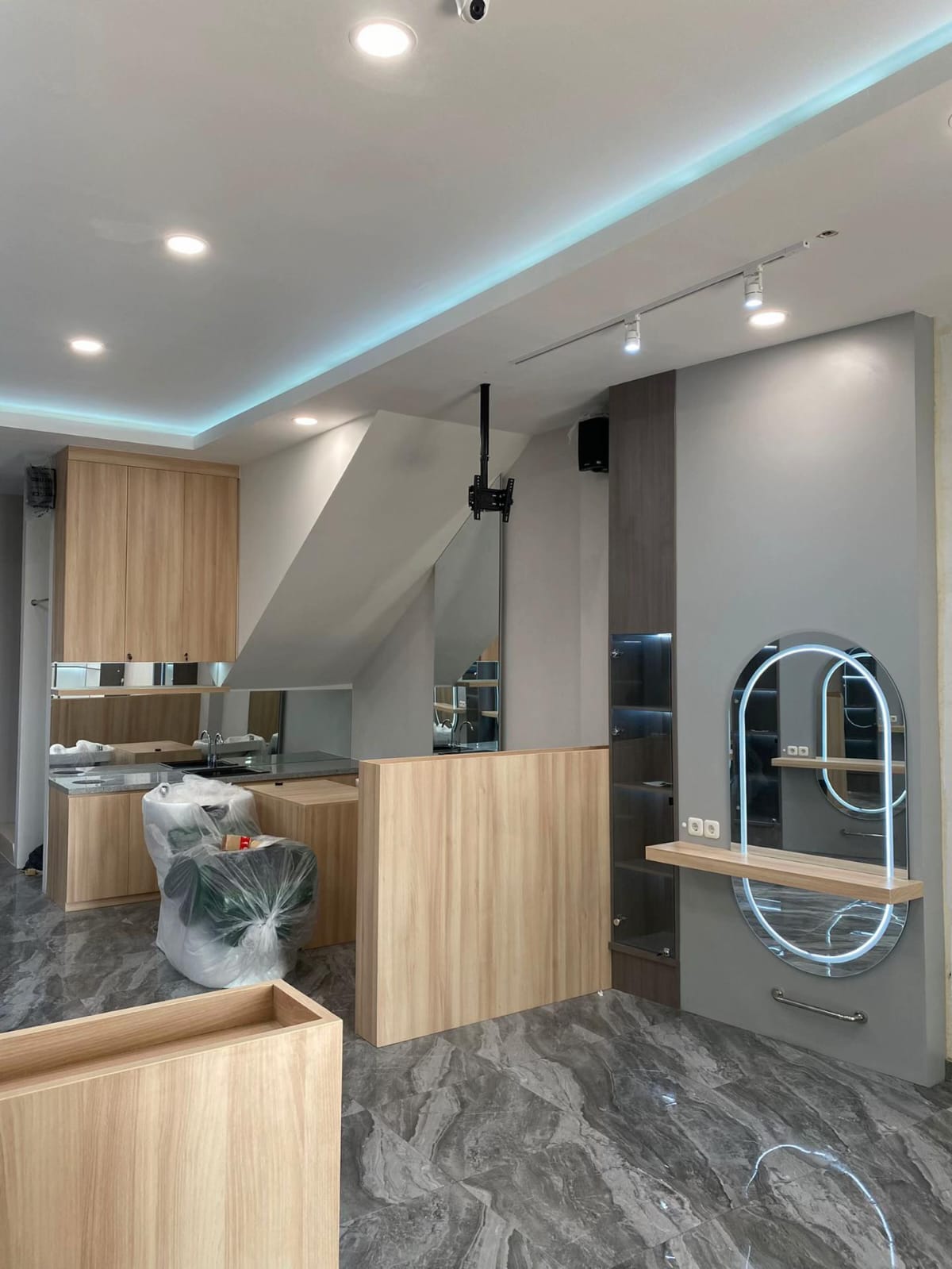 Interior salon dengan custom furniture dan area pelayanan