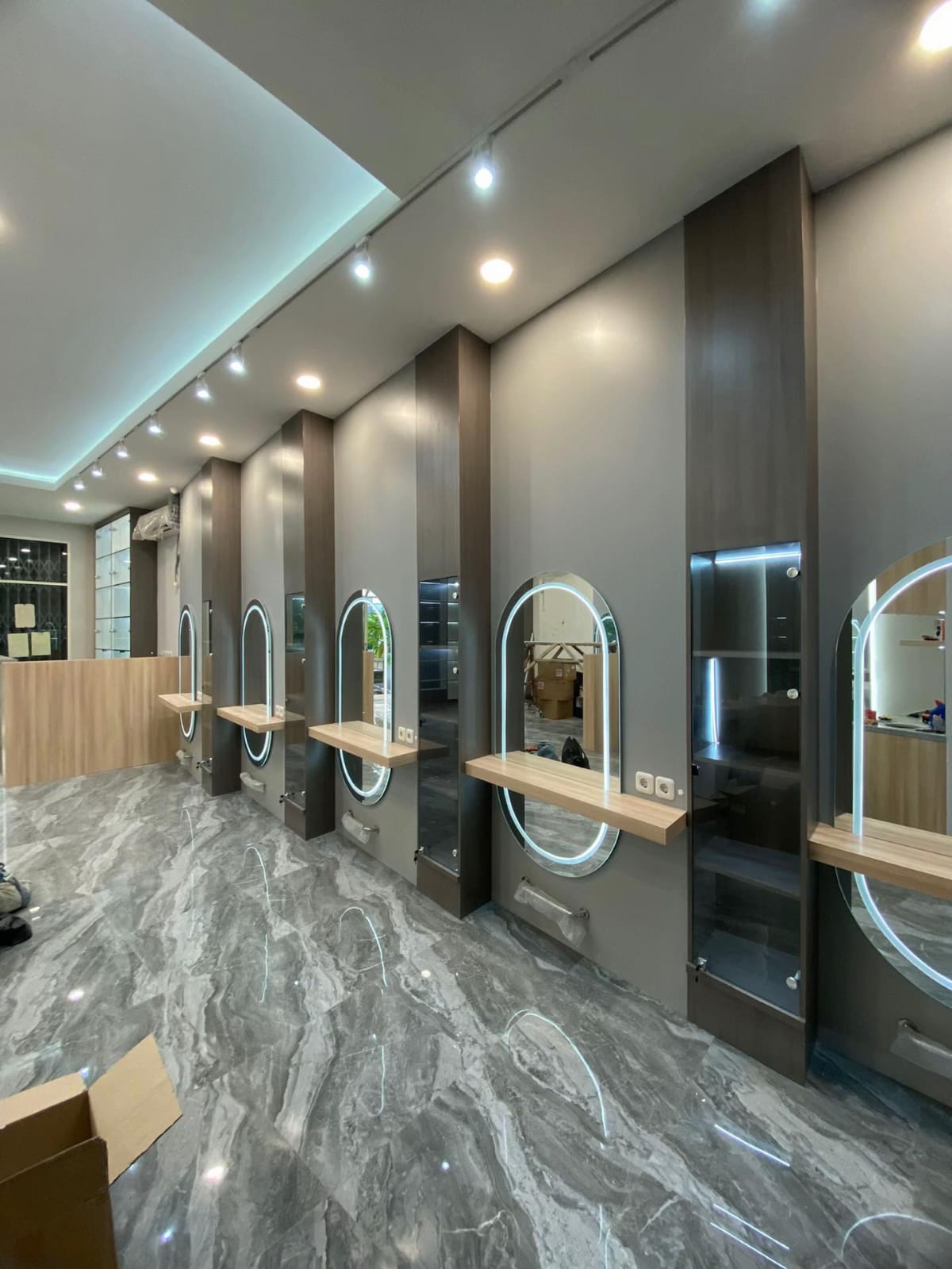Interior salon dengan deretan custom mirror station, kabinet dan pencahayaan